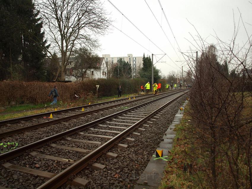 Kind unter Strassenbahn Koeln Porz Steinstr P05.JPG